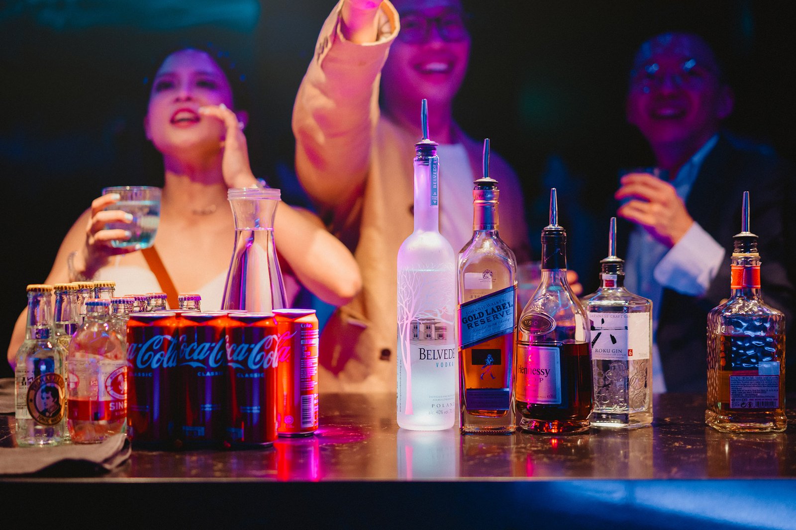 Han and Ming's Capella Singapore wedding: guests at a bar with drinks