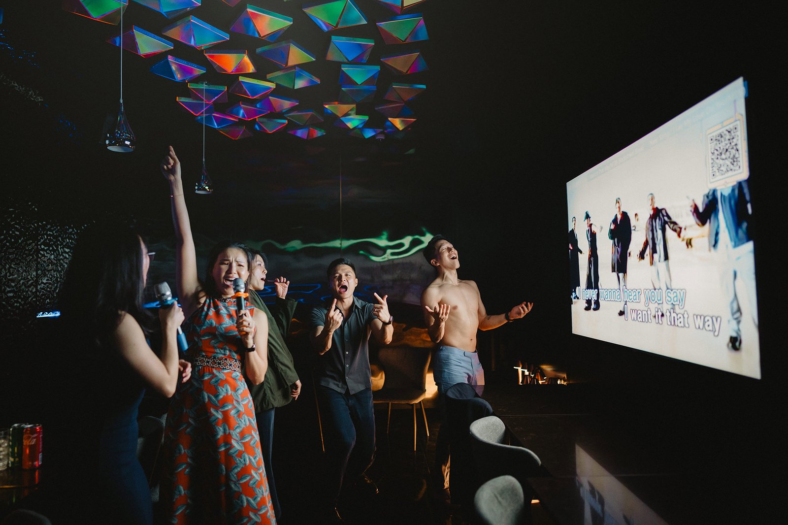Capella Singapore wedding: Guests enjoy karaoke at a lively celebration