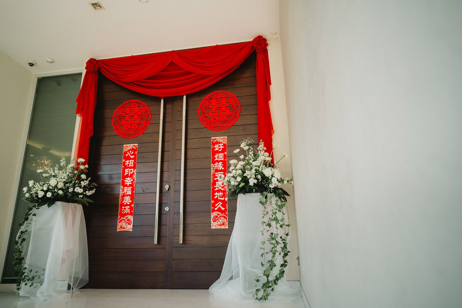 Capella Singapore wedding: Red Chinese wedding decor at wooden doors