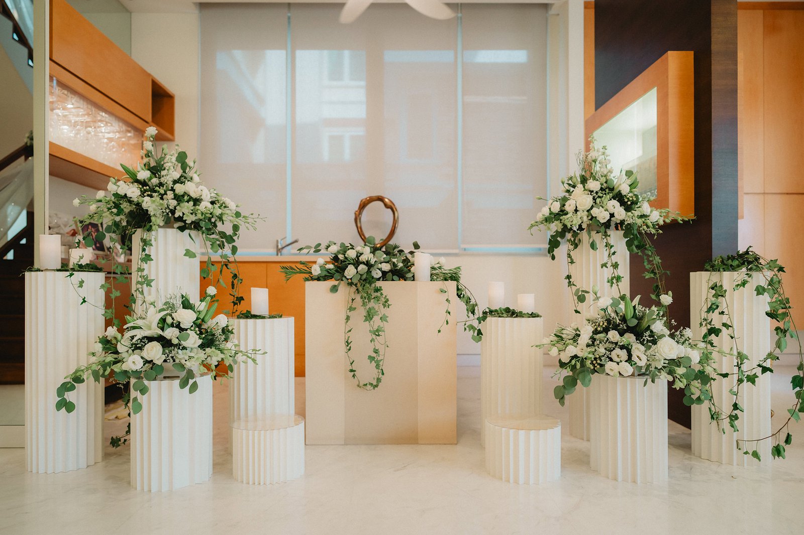Capella Singapore wedding: Elegant floral arrangements on pedestals.