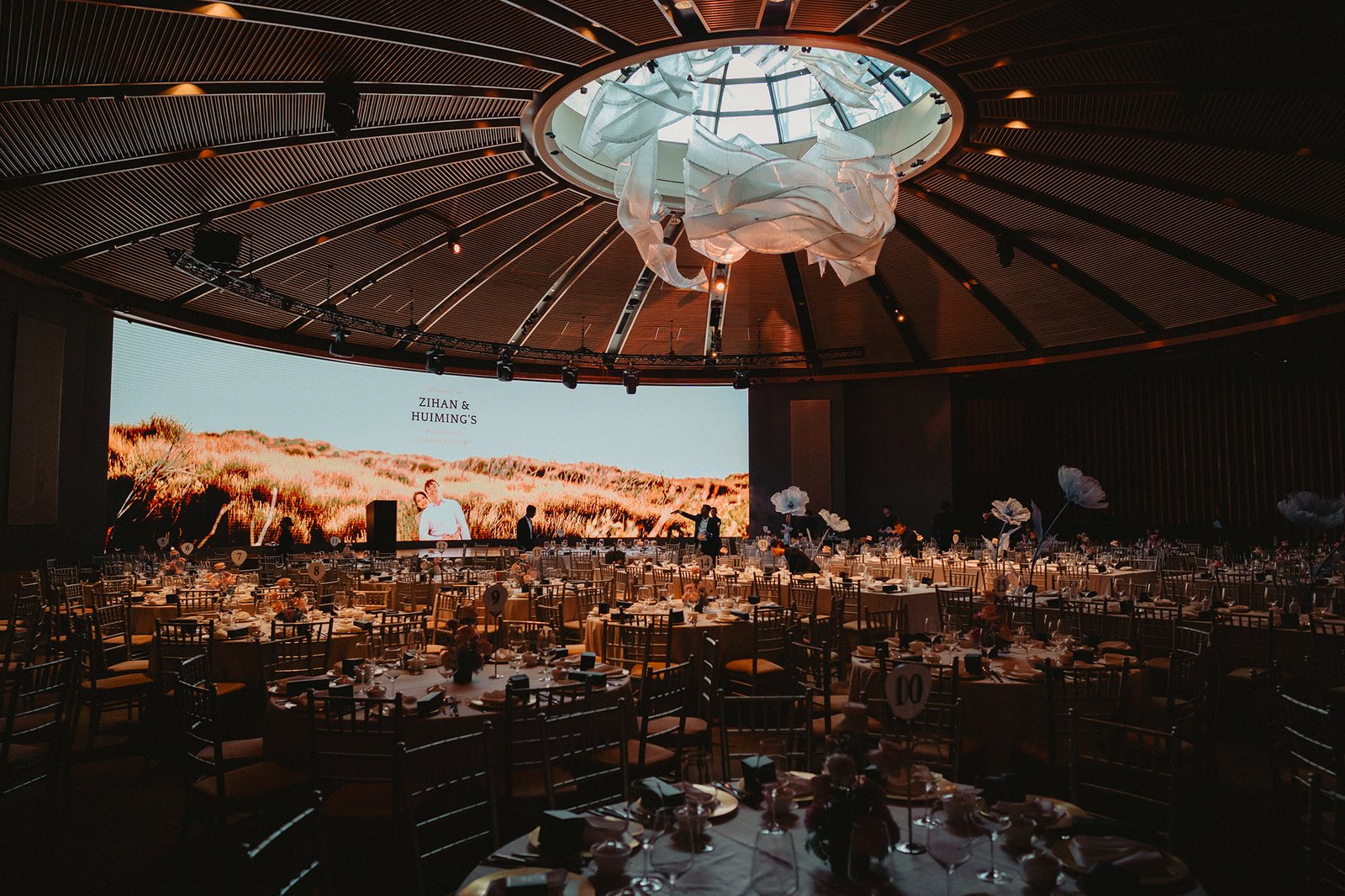Capella Singapore wedding: Zihan & Huiming's reception with elegant table settings.