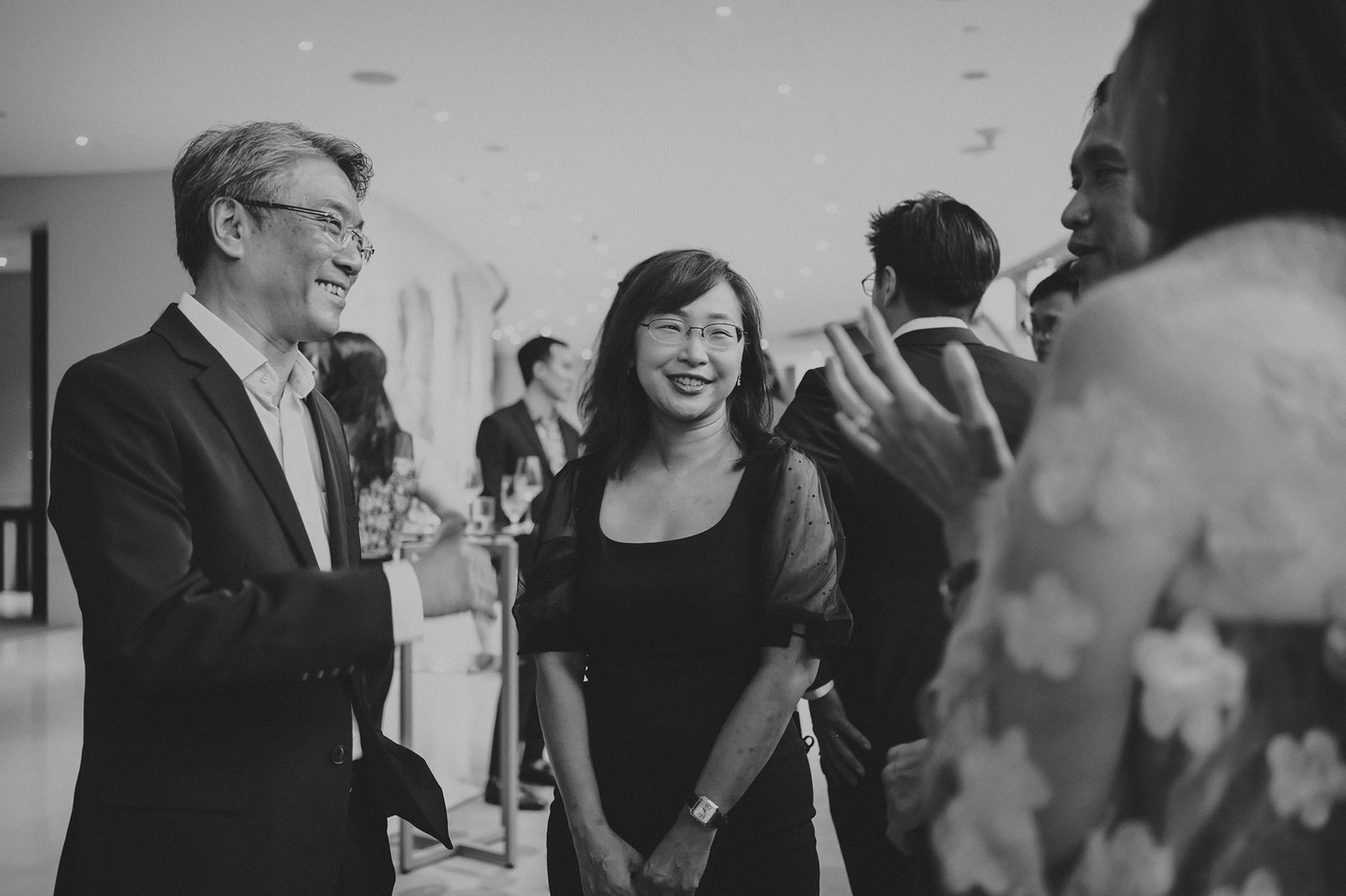 Guests mingling at Capella Singapore wedding: Han and Ming's celebration.